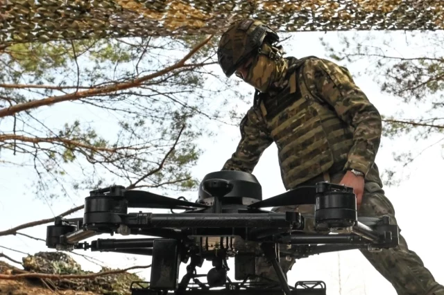 Военнослужащие с БПЛА «Вампир» недалеко от лаборатории БПЛА группировки войск «Запад» ВС РФ.
