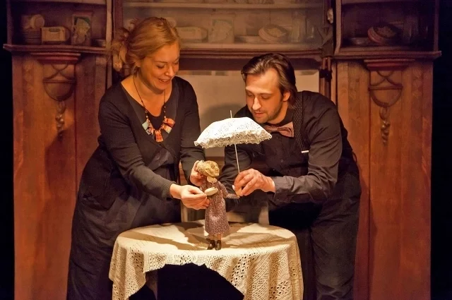 Один спектакль не похож на другой, импровизация идёт всё время. Сцена из спектакля «Птифуры. Бабушки». 