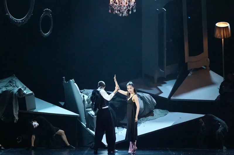 Артистка умеет быть разной.