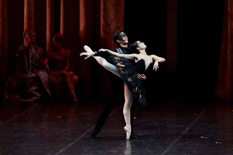 Учиться приходится в перерывах между репетициями и спектаклями.