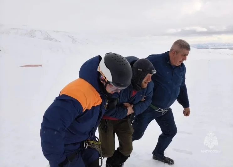 Несколько человек получили сильные обморожения. 
