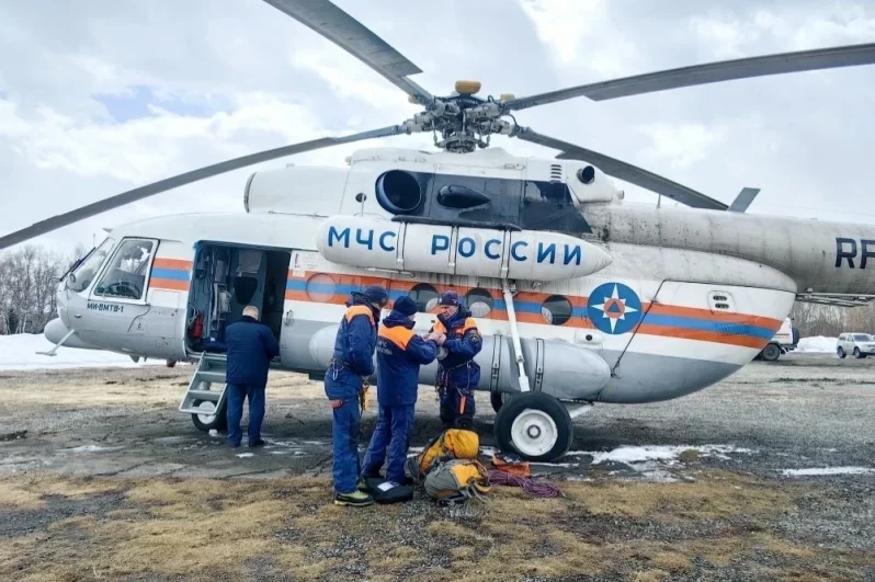 В поисках туристов задействовали вертолет Ми-8 и 22 сотрудника МЧС.