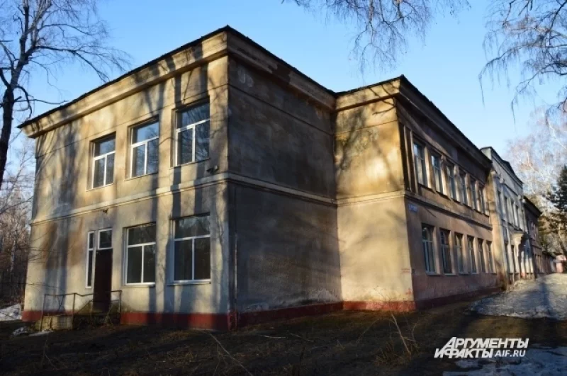 Правда, здание выглядит весьма пошарпанным и выставлено на продажу. 