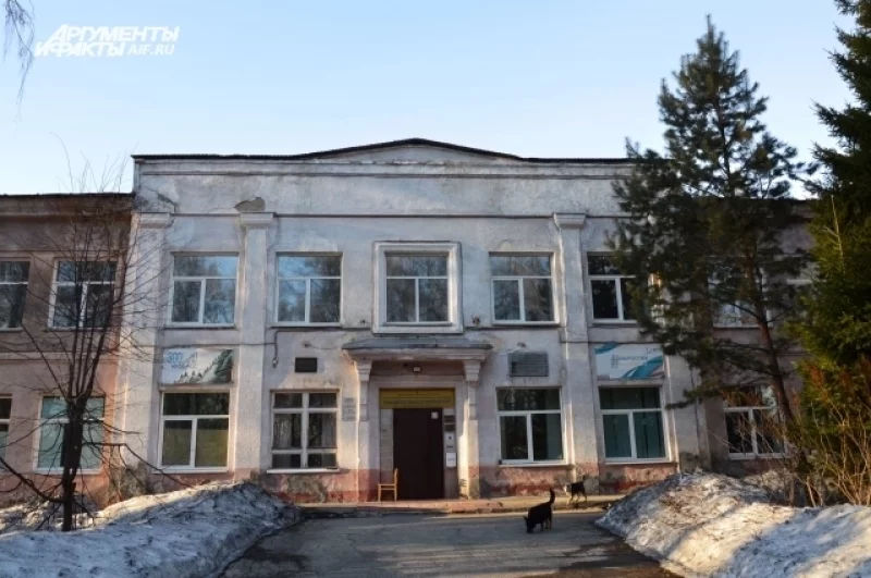 Посреди парка Берёзовая роща до сих пор стоит здание бывшей школы № 37, где в 1946–1947 годах учился Леонов, но сейчас оно стало центром физического воспитания детей. 