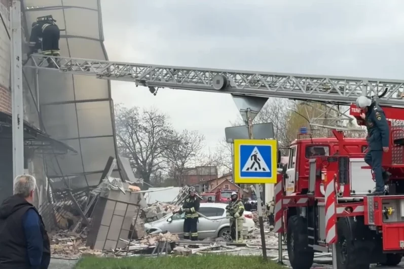 На место отправили и бригады медиков. 