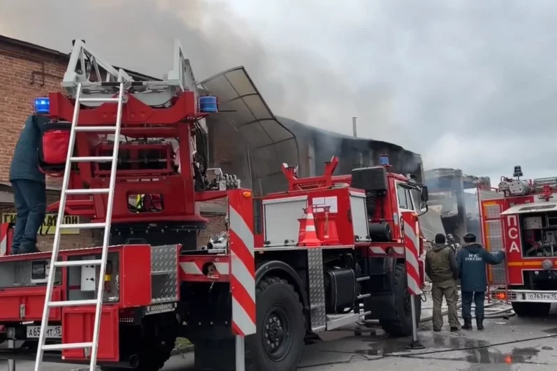 На место прибыли пожарные. 