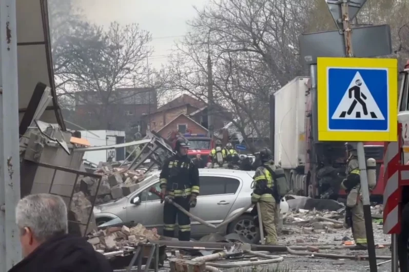 Спасатели разбирают завалы. 