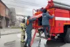 Сотрудники МЧС тушат пожар. 