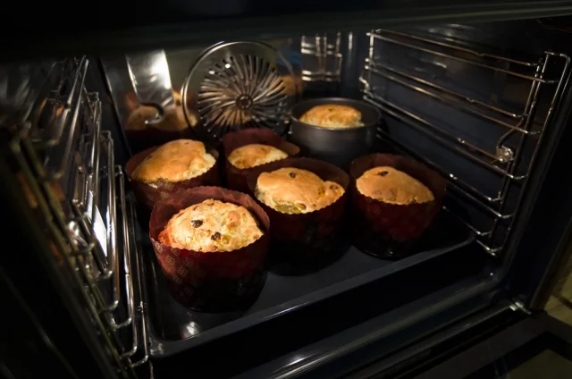 Ни в коем случае нельзя ставить куличи в непрогретую духовку.