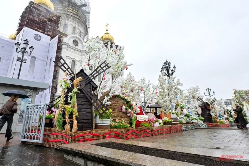 Красиво украшена территория храма Христа Спасителя, где в ночь на 12 апреля пройдёт главная пасхальная служба.