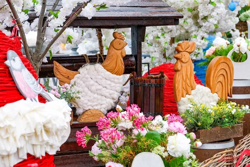 А ещё у собора появилась деревенская инсталляция с колодцем и домашней птицей.