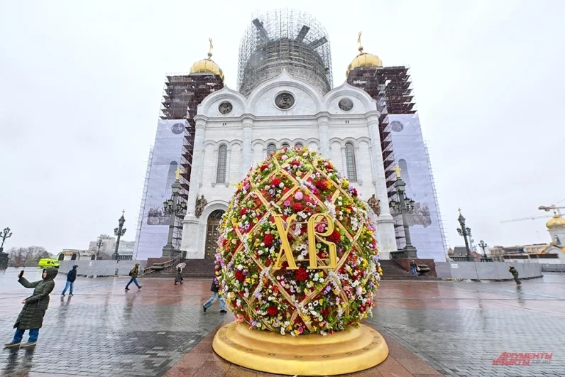 У центрального входа в ХСС установили огромное пасхальное яйцо. Заместитель Мэра Москвы по вопросам жилищно-коммунального хозяйства и благоустройства Москвы Пётр Бирюков сообщил, что его высота – пять метров.