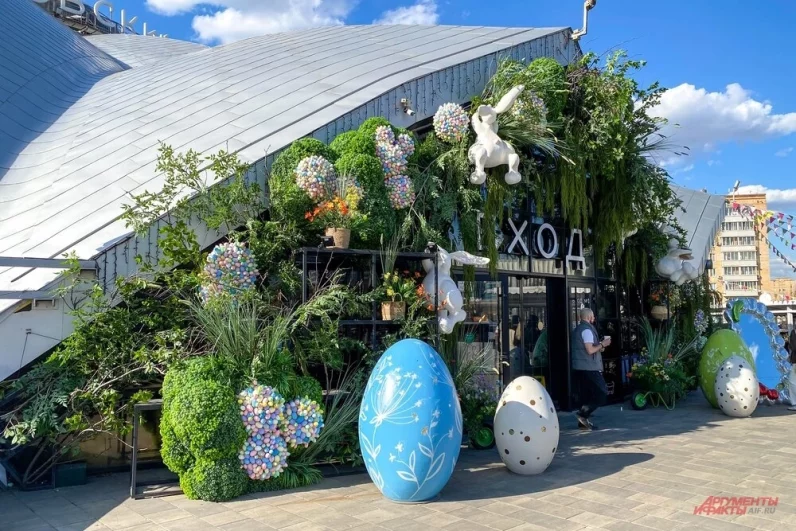 Раскрашенные символы Пасхи появились и на входе в Даниловский рынок.