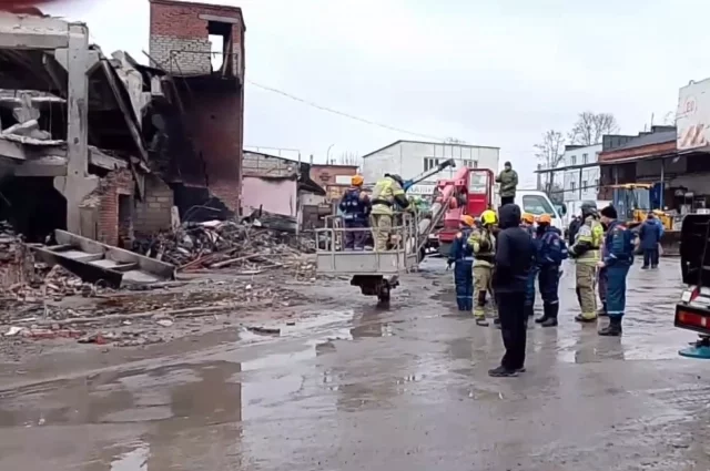 11 апреля во Владикавказе продолжили разбирать завалы после взрыва на складе.