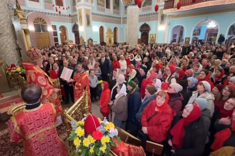 В Чите прихожане разделили друг с другом радость Христова Воскресения.