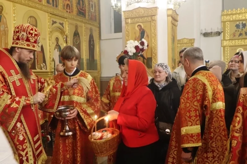 Архиепископ Петропавловский и Камчатский Феодор освятил яйца и куличи, которые принесли прихожане.