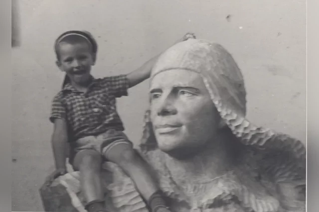 Сергей Кошкин в мастерской родителей, на плече бюста Юрия Гагарина.