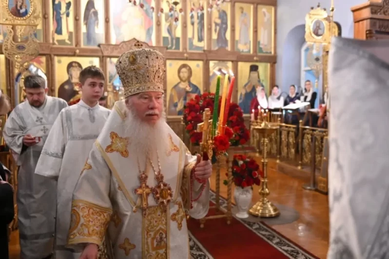 Верующие собрались на службу в Одигитриевском храме Улан-Удэ.