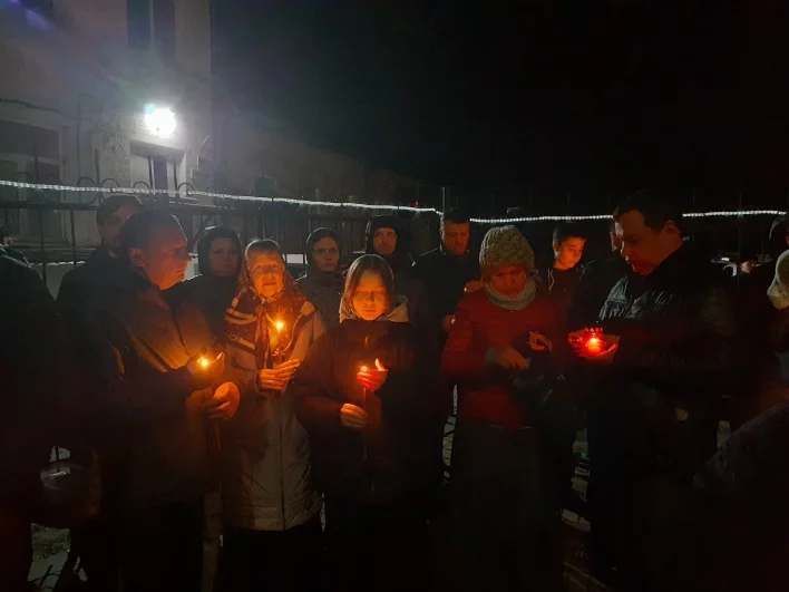 Верующие стоят в эту ночь с зажженными свечами как с символами своей горячей веры.