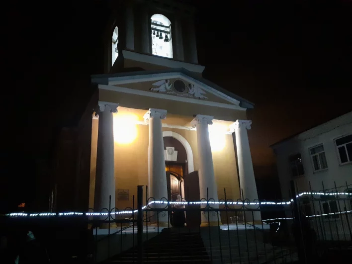 Храмы города в этот день сияли огнями.