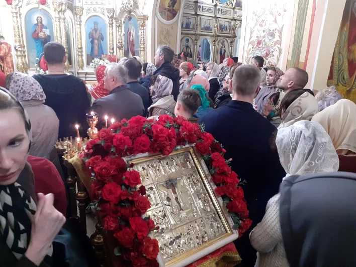 Старинная икона Воскресения Христова украшена к празднику.