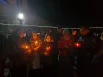 Верующие стоят в эту ночь с зажженными свечами как с символами своей горячей веры.