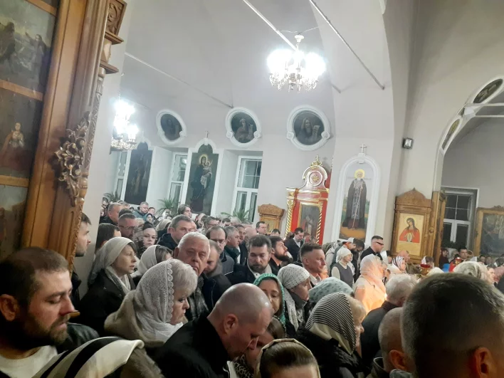 Свято-Михайловский храм полон молящихся.