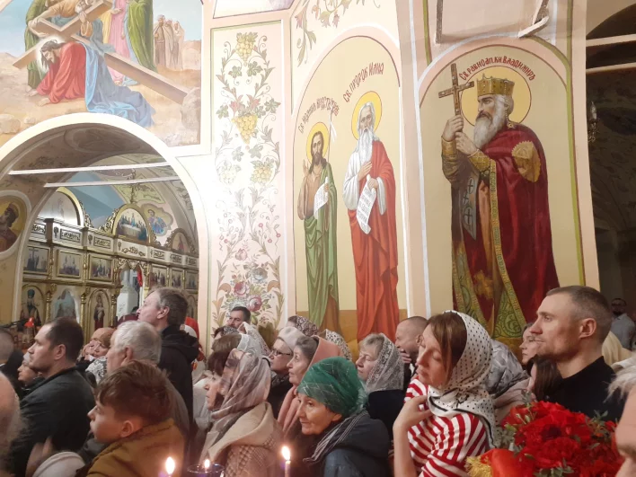 Люди стоят в ожидании причастия Святых Христовых Таин.