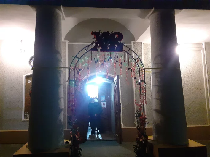 Празднично украшенный  вход в Николо-Иоасафовский собор.