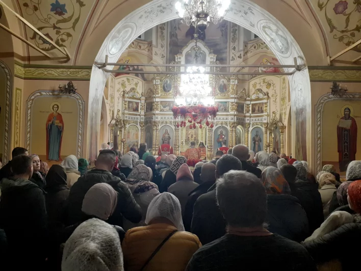 Следом за Пасхальной Заутреней совершается Божественная литургия.