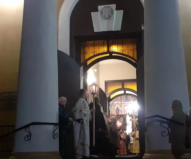 Начало пасхального Крестного хода в Свято-Михайловском храме.