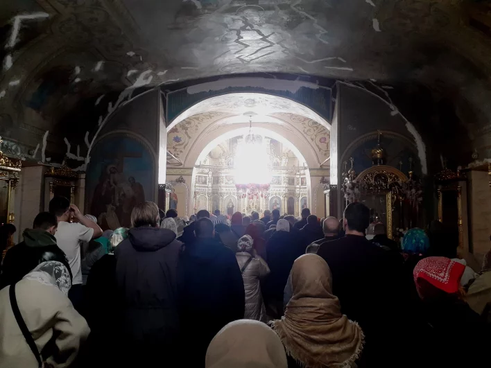 Николо-Иоасафовский собор полон молящихся.