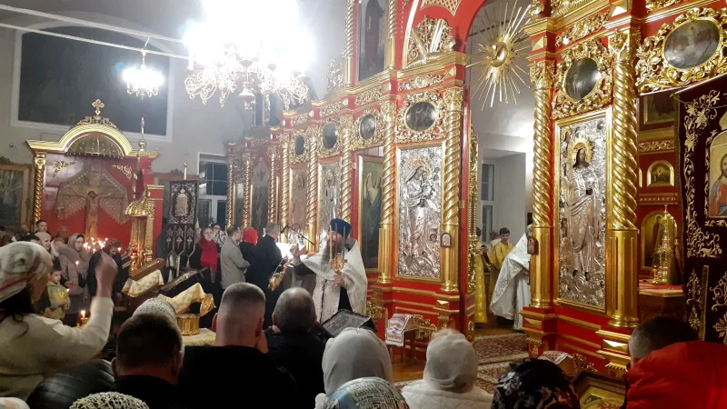 На пасхальный возглас священника: Христос воскресе! весь храм отвечает: Воистину воскресе! 