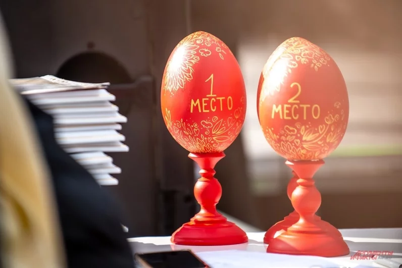 В фестивальных «Домиках добра» волонтеры собирают подарки и полезные вещи для детей из регионов и нуждающихся семей.