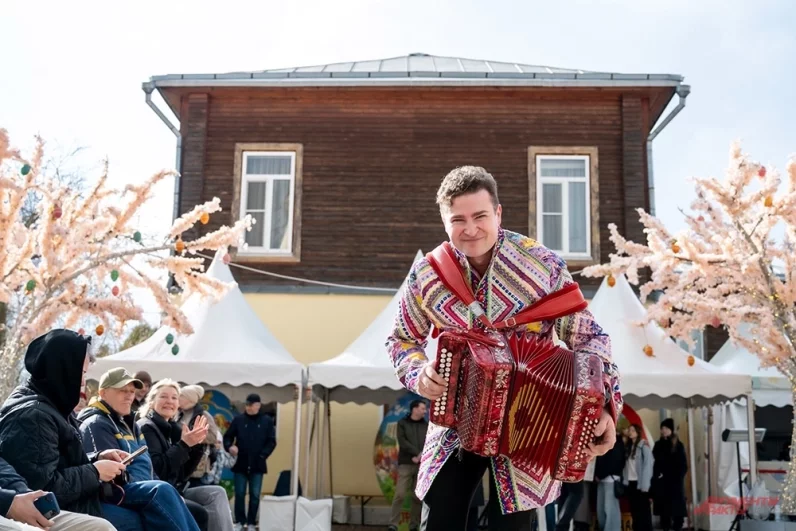 Особое внимание уделено питомцам: прямо на открытии можно было пообщаться с подопечными приютов и даже решить забрать животное домой.