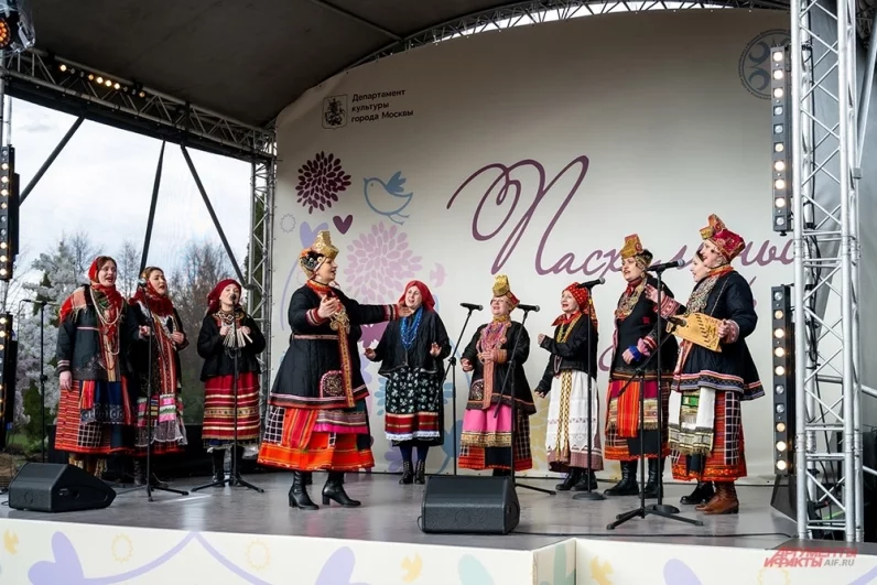 Праздничное настроение на открытии фестиваля в усадьбе на северо-востоке Москвы задавали выступления ярких творческих и музыкальных коллективов.
