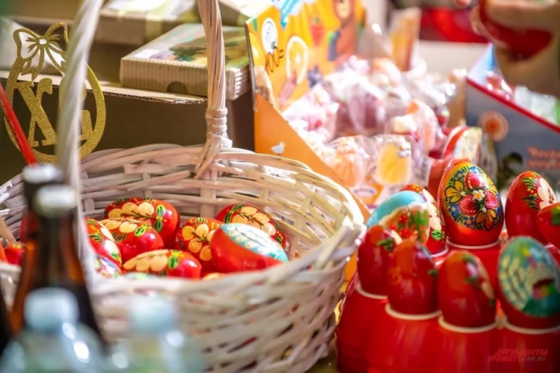Уникальные фигуры высотой почти в полтора метра были бережно расписаны художниками и студентами по авторским эскизам и представлены гостям в день открытия.