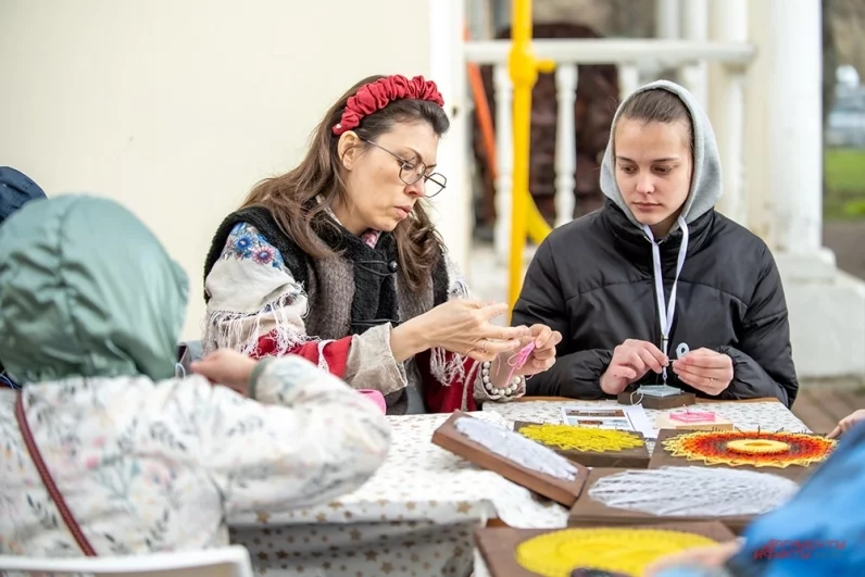 Для посетителей заработали творческие мастер-классы, где в течение всего дня каждый желающий мог создать памятный сувенир или открытку.
