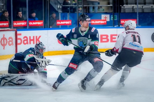 С первого периода команды пошли в атаку.