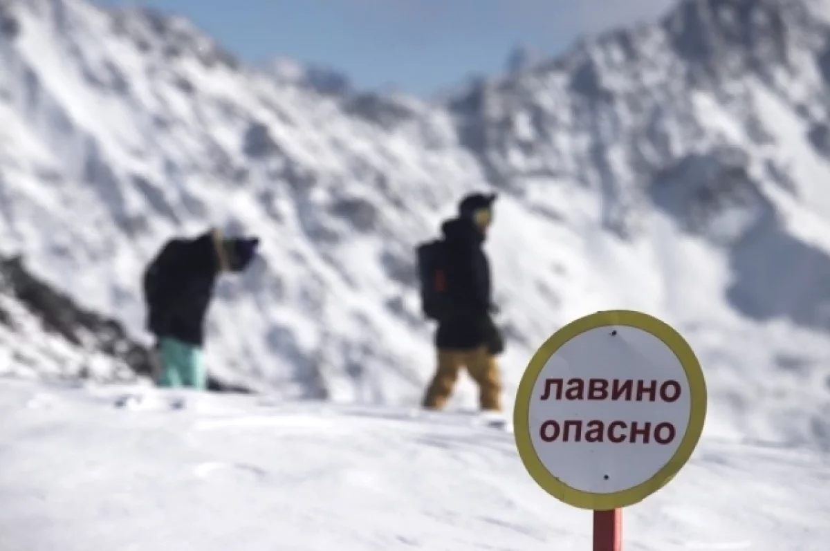 В Дагестане женщина и ребенок попали под лавину