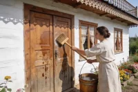 Наши предки в этот день тщательно мыли входную дверь, чтобы привлечь удачу.