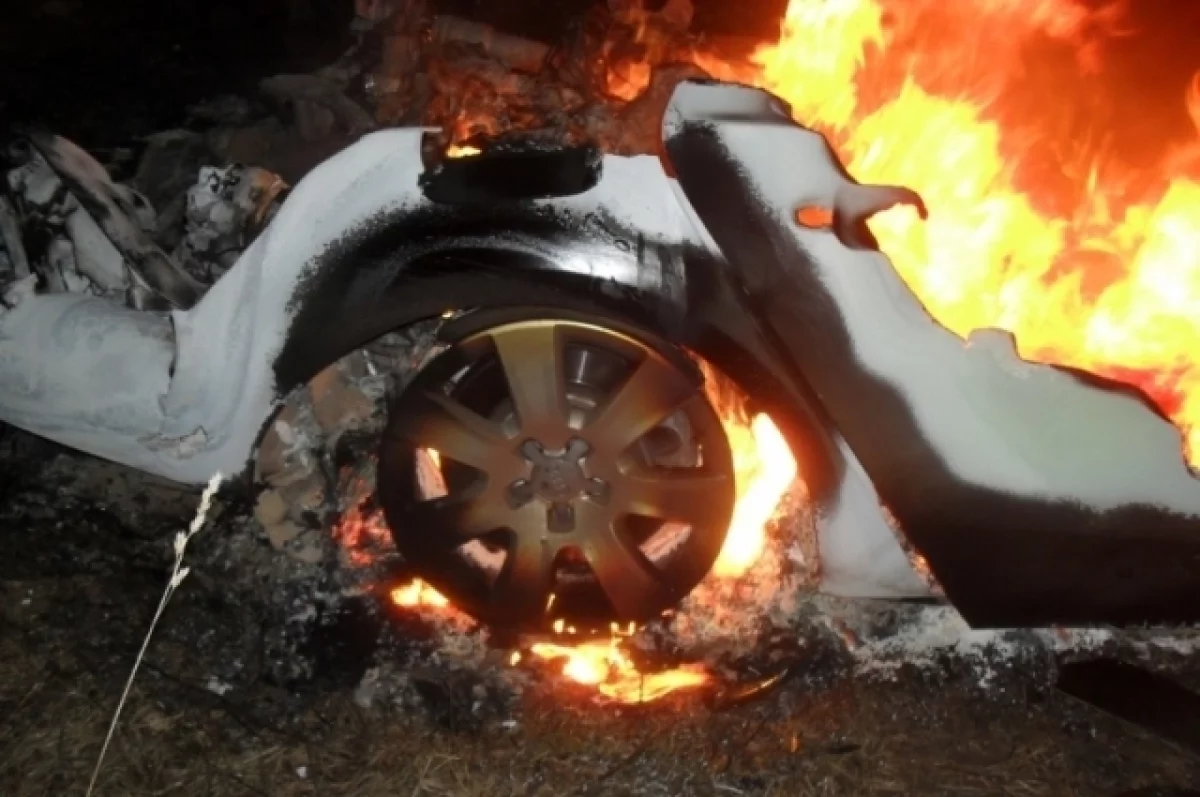 Эксперты рассказали, как выбраться из горящей машины