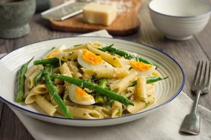 Посолите и поперчите, заправьте майонезом. Можно использовать как салат или как намазку для бутербродов.