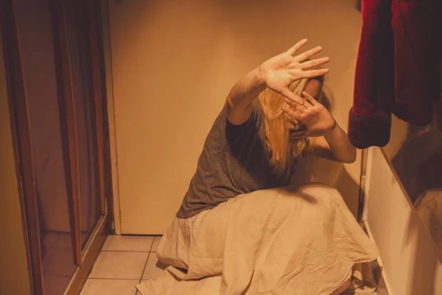 Свою жертву экс-байкер держал в страхе, используя классические методы подавления личности.