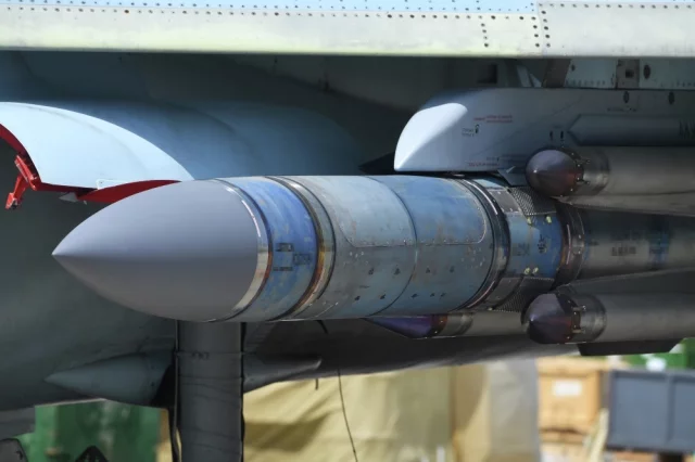 Авиационная ракета Х-31 на узле подвески вооружения многоцелевого истребителя Су-35 ВКС России.