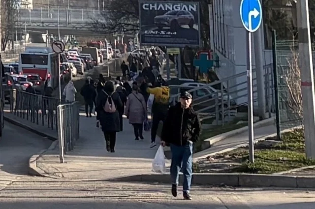 Пермяки решили пройти затор пешком.