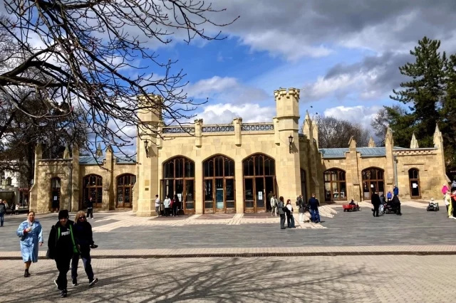 Чтобы попасть в Кисловодск весной, туристы бронируют отели и санатории ещё зимой.