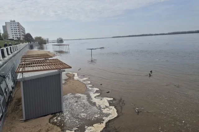 Волжские волны забурлили 14 апреля. Вода стремительно прибывает, скрывая пляжи Самары.