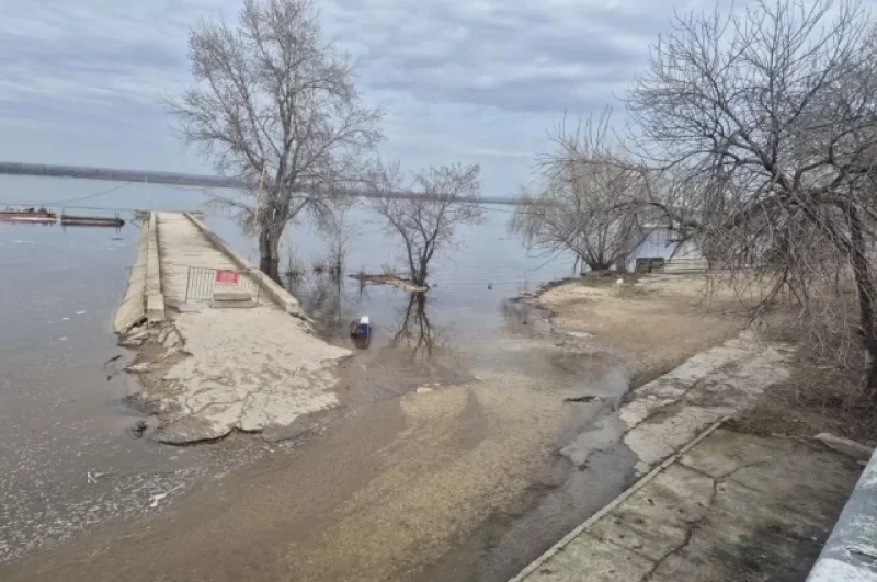 Под воду уходят и причальные сооружения.