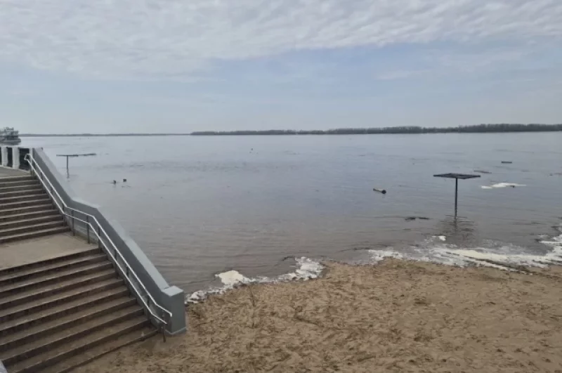 Прибывающая большая вода бурлит, пенится и закручивается в водовороты.